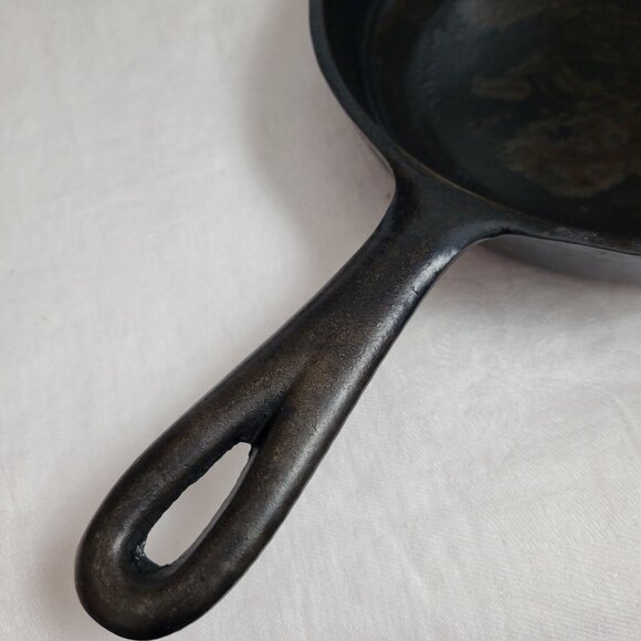 Vintage Cast Iron No. 3 frying pan seasoned 6 1/2" kitchenware camping cook EUC - Picture 4 of 6